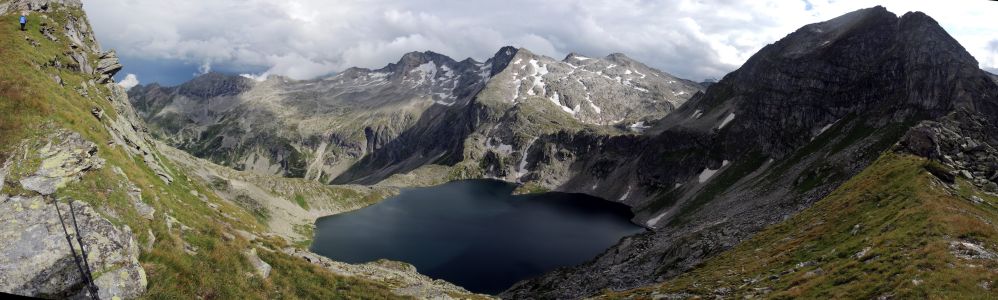 Panorama ze Schmalzscharte - nad jezerem  Unterer Schwarzsee se vypíná náš další cíl - Weinschnabl..